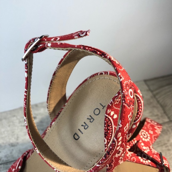 Torrid Red Bandana Print Chunky Cork Heels Ankle Buckle Size 9WW Women - Picture 7 of 16